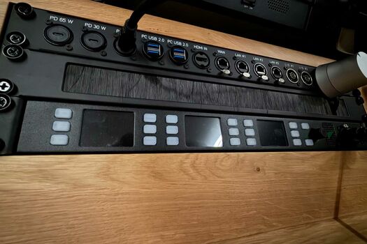 Umfangreich ausgestattetes Anschlussfeld an jedem Arbeitsplatz im Ü-Wagen mit Video-Ein- und Ausgängen, Netzwerkanschlüssen, Internetzugang, USB-C und -A Power Delivery, Schuko-Stromversorgung, Intercom-Anbindung, KVM-Zugang und direktem Monitoranschluss.