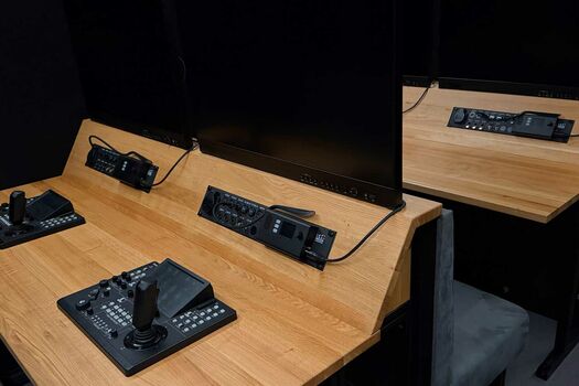 Professionelle Remote-Kamera-Arbeitsplätze mit Panasonic AW-RP150 Kameracontroller zur Steuerung von PTZ-Kameras. Dank 4x 12G Multiview-Monitoring und KVM-Anbindung sind auch diese Arbeitsplätze alternativ für alle Arten von Produktionsaufgaben nutzbar.