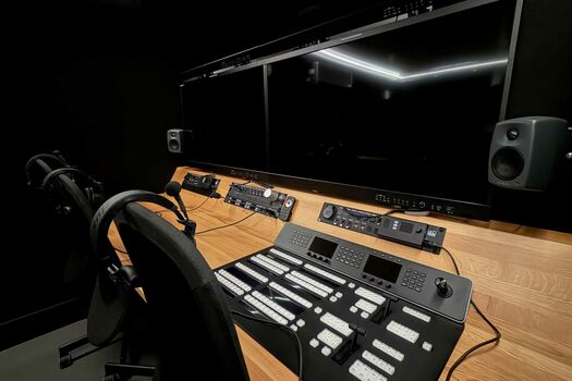 Zentraler Regie-Arbeitsplatz für Regisseur, Bildmischer und Regieassistenz. Ausgestattet mit Blackmagic Design ATEM 2 M/E Advanced Panel, 4x 43" 8K Multiview-Monitoring, Intercom und direktem Zugriff auf sämtliche Produktionsressourcen.