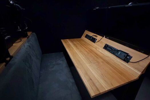 Multifunktionale Operator-Arbeitsplätze im smarten Ü-Wagen für Grafik, Slow Motion, Replay, Redaktion, Subregie oder individuelle Produktionsaufgaben. Dank zentralem Medienserver und KVM-System flexibel für unterschiedlichste Aufgaben nutzbar.