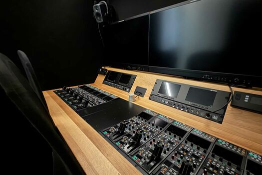 Professionelles Color-Grading mit kalibriertem 8K Referenzmonitor, DaVinci Resolve Workflow, HDR- und SDR-Monitoring, präzisen Shading und Farbkorrektur, Waveform und Vectorskope, Broadcast-Technik für TV-, Film-, Streaming- und Eventproduktionen.